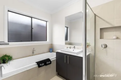 Property photo of 10 Haniper Grove Werribee VIC 3030