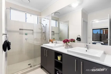 Property photo of 10 Haniper Grove Werribee VIC 3030