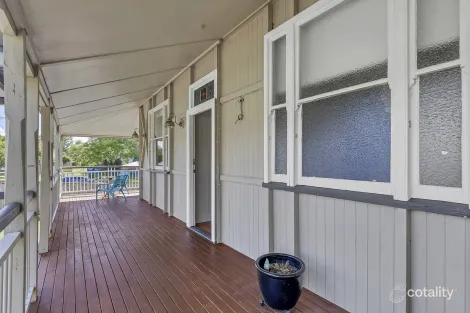 27 Pelican St, North Ipswich, QLD 4305