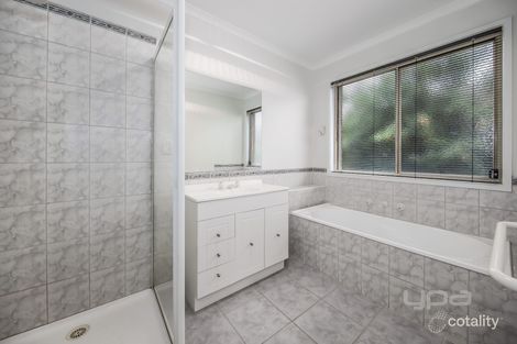 Property photo of 18 Fairweather Drive Burnside VIC 3023