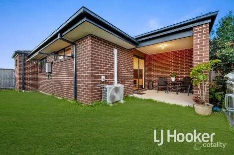 Property photo of 35 Moroak Crescent Clyde North VIC 3978