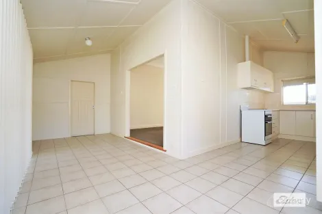 Property photo of 2 Chilvers Place Griffith NSW 2680