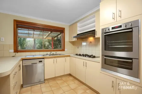 Property photo of 16 Lawrence Drive Berwick VIC 3806