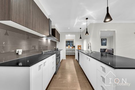 Property photo of 16 Statham View Cranbourne West VIC 3977