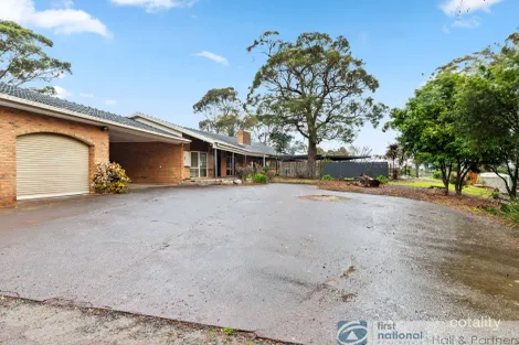 Property photo of 11 Mannahaven Close Endeavour Hills VIC 3802