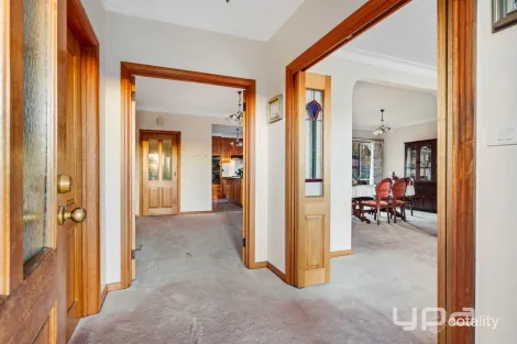 Property photo of 8 Highcliffe Close Gladstone Park VIC 3043