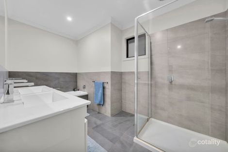 Property photo of 11/122 Kennington Park Drive Endeavour Hills VIC 3802