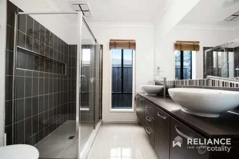 Property photo of 32 Snowsill Circuit Point Cook VIC 3030