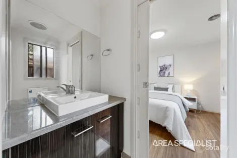 Property photo of 11 Weebill Way Pakenham VIC 3810