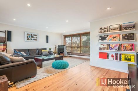 Property photo of 18 Sydney Parkinson Avenue Endeavour Hills VIC 3802