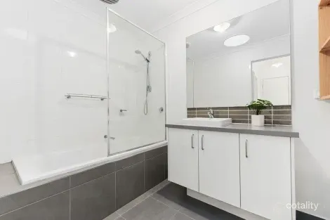 Property photo of 10 Kosciuszko Circuit Clyde VIC 3978