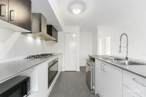 Property photo of 10 Kosciuszko Circuit Clyde VIC 3978