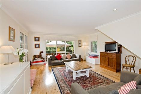 Property photo of 10 Kinlyside Avenue Jerrabomberra NSW 2619
