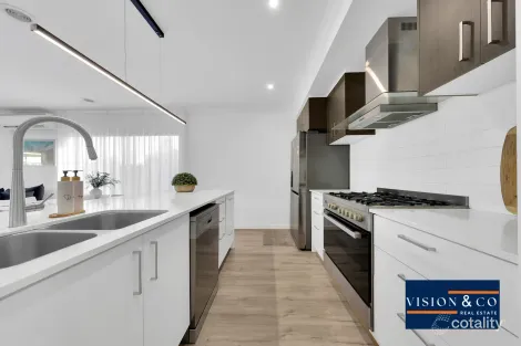 Property photo of 30 Denbigh Loop Mickleham VIC 3064