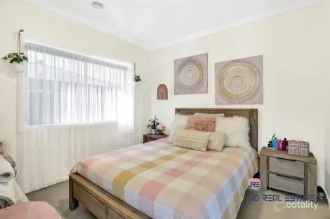 Property photo of 8 Embleton Chase Weir Views VIC 3338