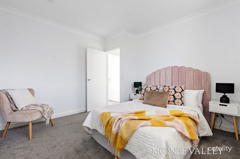 Property photo of 2/24 Robson Avenue Avondale Heights VIC 3034