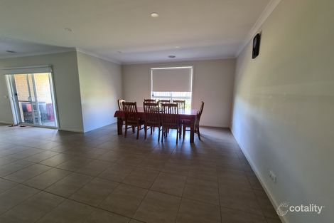 Property photo of 5 Treeve Parkway Werribee VIC 3030