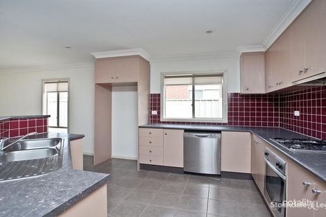 Property photo of 2 Bramall Place Caroline Springs VIC 3023