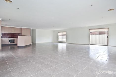 Property photo of 2 Bramall Place Caroline Springs VIC 3023