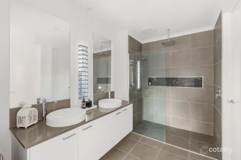 Property photo of 33 Vernal Circuit Mount Duneed VIC 3217