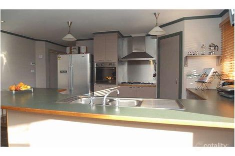 Property photo of 30 Lawrence Drive Berwick VIC 3806