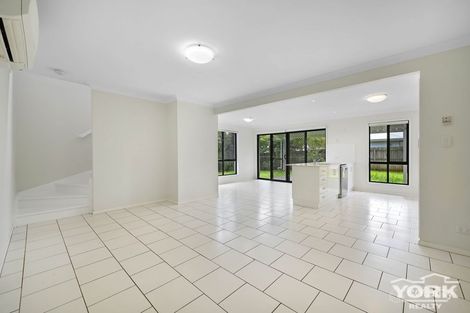 Property photo of 2/37 Highgrove Drive Highfields QLD 4352