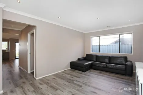 Property photo of 5 Daly Circuit Caroline Springs VIC 3023