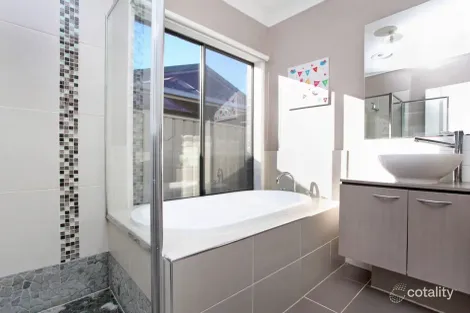 Property photo of 5 Daly Circuit Caroline Springs VIC 3023
