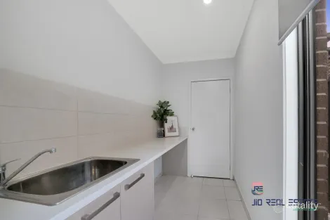 Property photo of 16 Macalister Grove Cobblebank VIC 3338