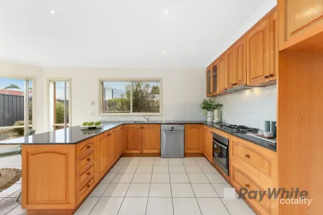 Property photo of 24 Erica Close Endeavour Hills VIC 3802