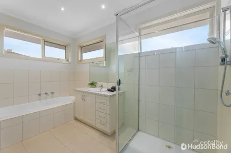 Property photo of 1/1 Arnold Grove Doncaster VIC 3108