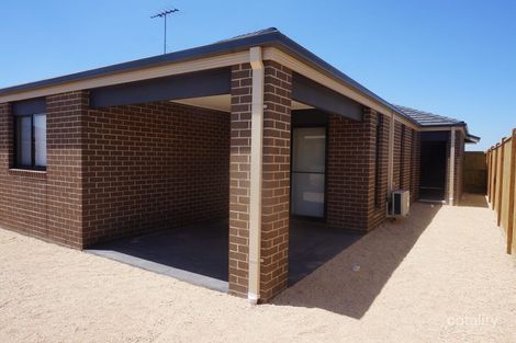 Property photo of 35 Royaloak Crescent Cranbourne East VIC 3977