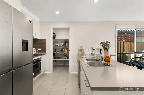 Property photo of 40 Bentham Street Roxburgh Park VIC 3064