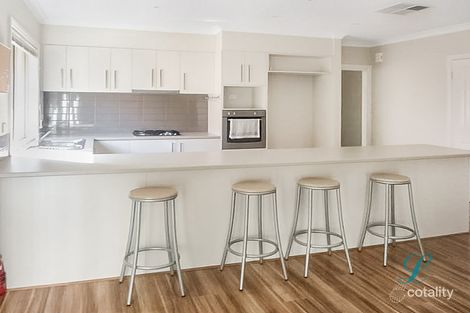 Property photo of 33 Wallaby Walk Sunbury VIC 3429