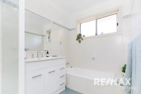 Property photo of 5 Jarrah Place Glenfield Park NSW 2650