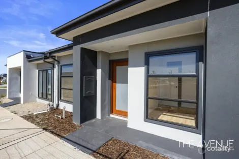 Property photo of 34 Pine Cone Walk Fraser Rise VIC 3336