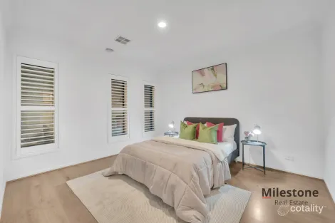 Property photo of 36 Fleuve Rise Clyde North VIC 3978