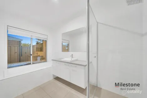 Property photo of 36 Fleuve Rise Clyde North VIC 3978