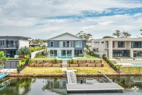Property photo of 63 Serenity Boulevard Helensvale QLD 4212