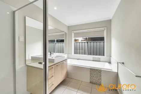 Property photo of 4 Mullein Bend Cranbourne North VIC 3977