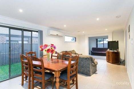 Property photo of 2 Cherry Blossom Chase Pakenham VIC 3810