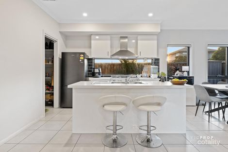 Property photo of 1 Nyanda Grove Werribee VIC 3030