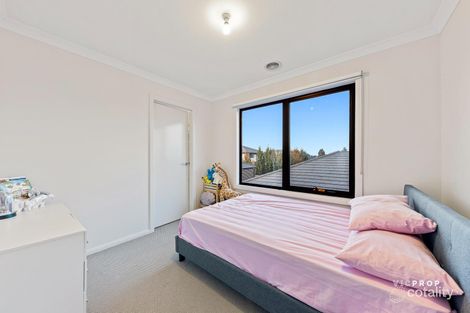 Property photo of 1 Nyanda Grove Werribee VIC 3030