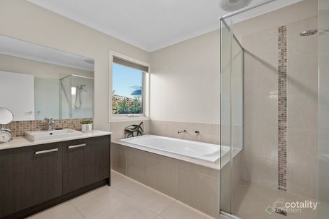 Property photo of 13 Emma Close Drouin VIC 3818