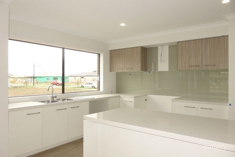 Property photo of 45 Grovedon Circuit Donnybrook VIC 3064