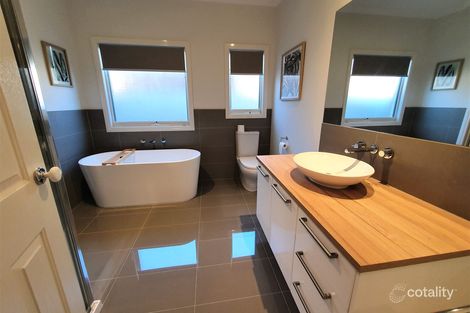 Property photo of 40 Flinders Chase Pakenham VIC 3810