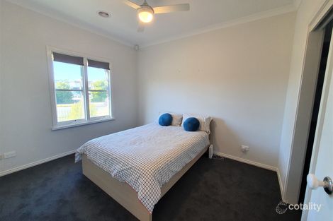 Property photo of 40 Flinders Chase Pakenham VIC 3810