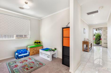 Property photo of 33 Copernicus Circuit Cranbourne West VIC 3977