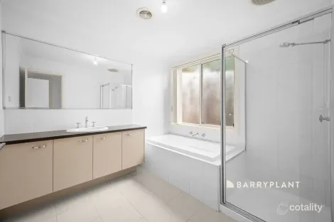 Property photo of 38 Nickell Court Drouin VIC 3818