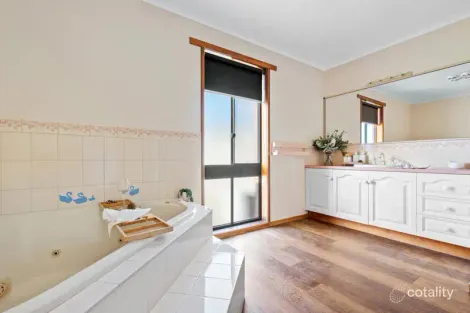 Property photo of 1 Alistar Place Warrnambool VIC 3280